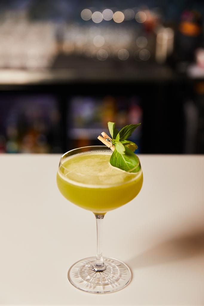 čerstvý alkoholový koktejl ve skle na barovém pultu  - Fotografie, Obrázek