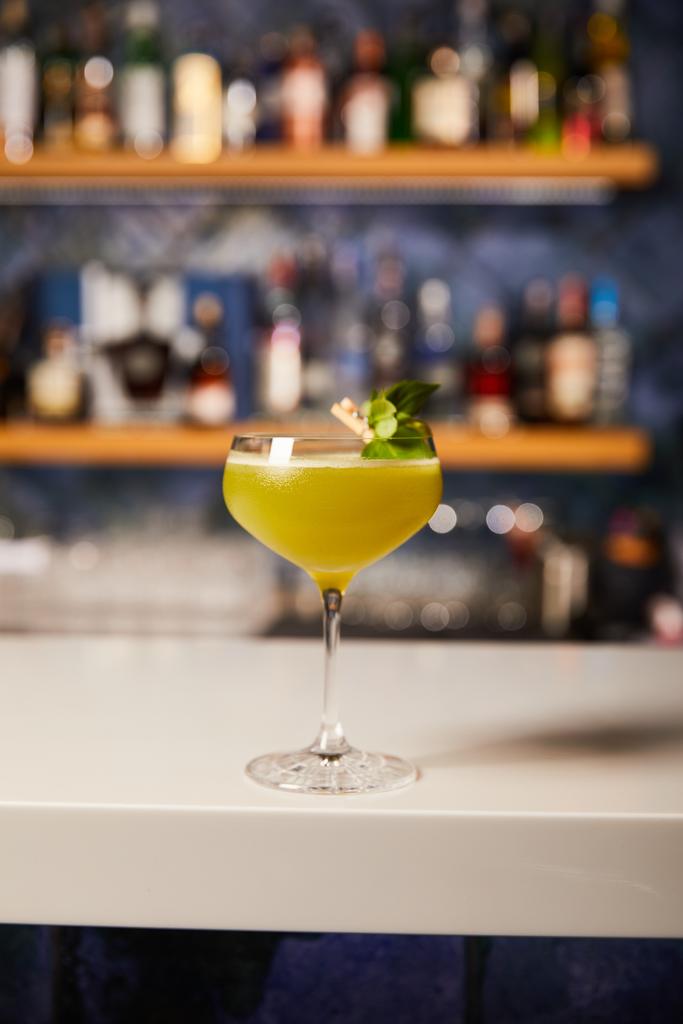 sekoitettu alkoholi cocktail lasi baaritiskillä
  - Valokuva, kuva