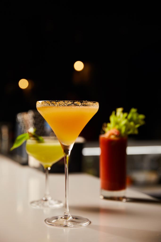 selektivní zaměření čerstvých koktejlů ve sklenicích na barovém pultu  - Fotografie, Obrázek
