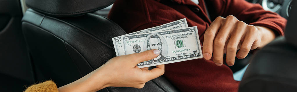 Обрезанный вид женщины, дающей долларовые купюры таксисту, панорамный снимок
 - Фото, изображение