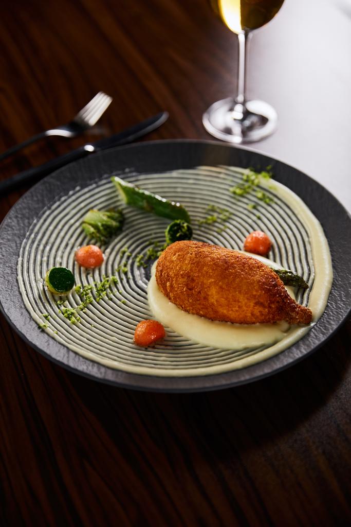 heerlijke kip kiev en aardappelpuree geserveerd op bord op houten tafel - Foto, afbeelding