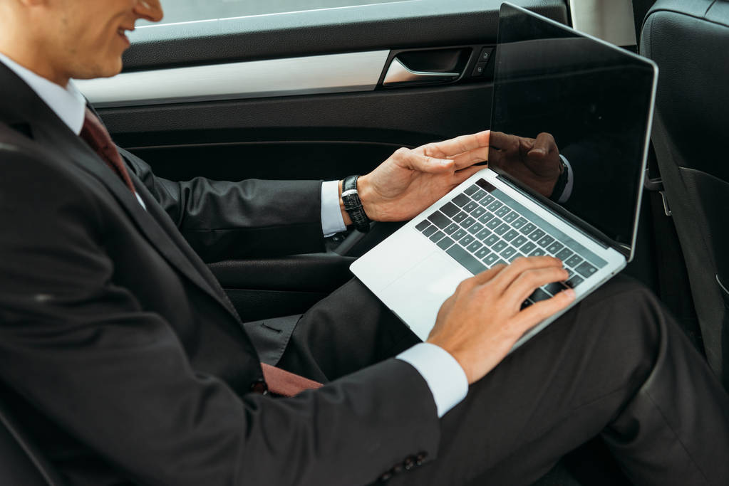Widok biznesmena przy użyciu laptopa z pustym ekranem w taksówce - Zdjęcie, obraz