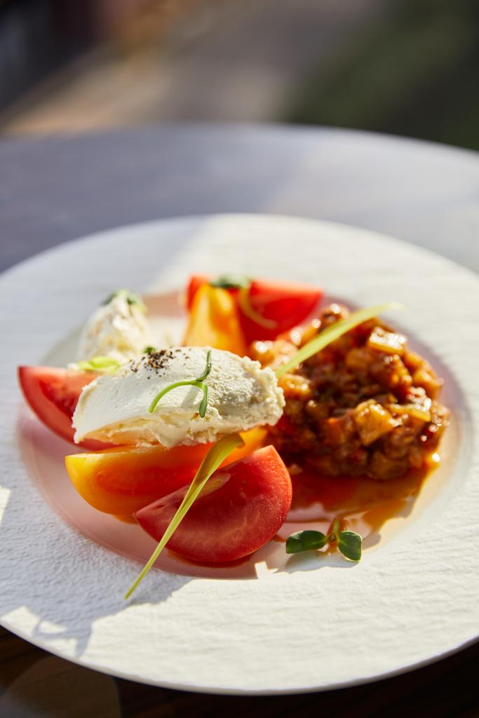 νόστιμο χαβιάρι μελιτζάνας με ντομάτα και βούτυρο σερβίρεται στο εστιατόριο στο φως του ήλιου - Φωτογραφία, εικόνα