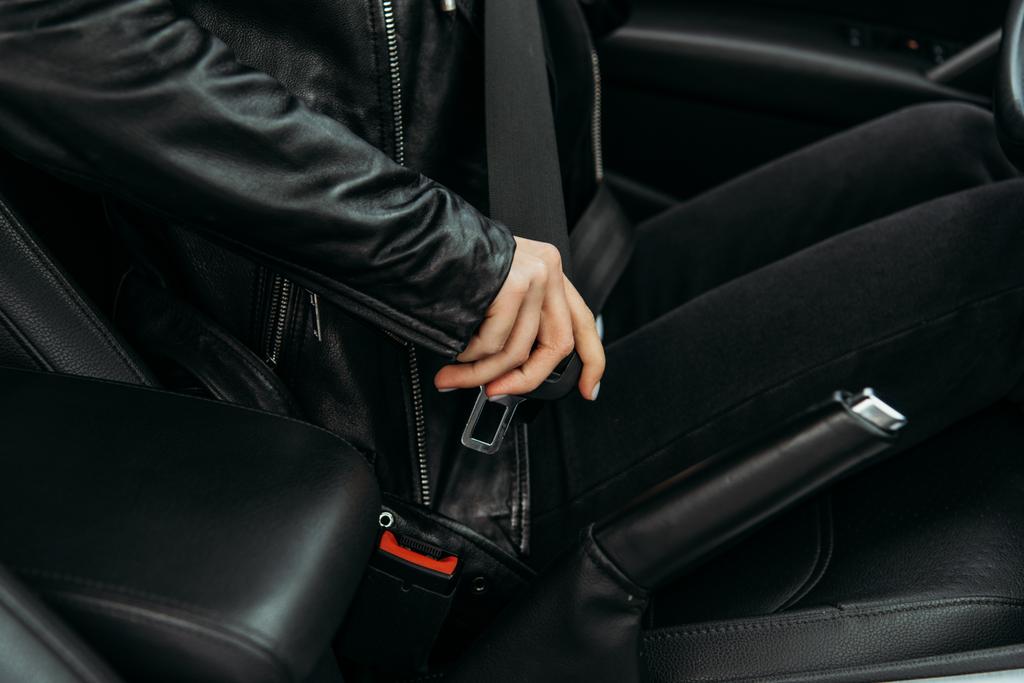 車の中で女性断食安全ベルトの作物ビュー - 写真・画像