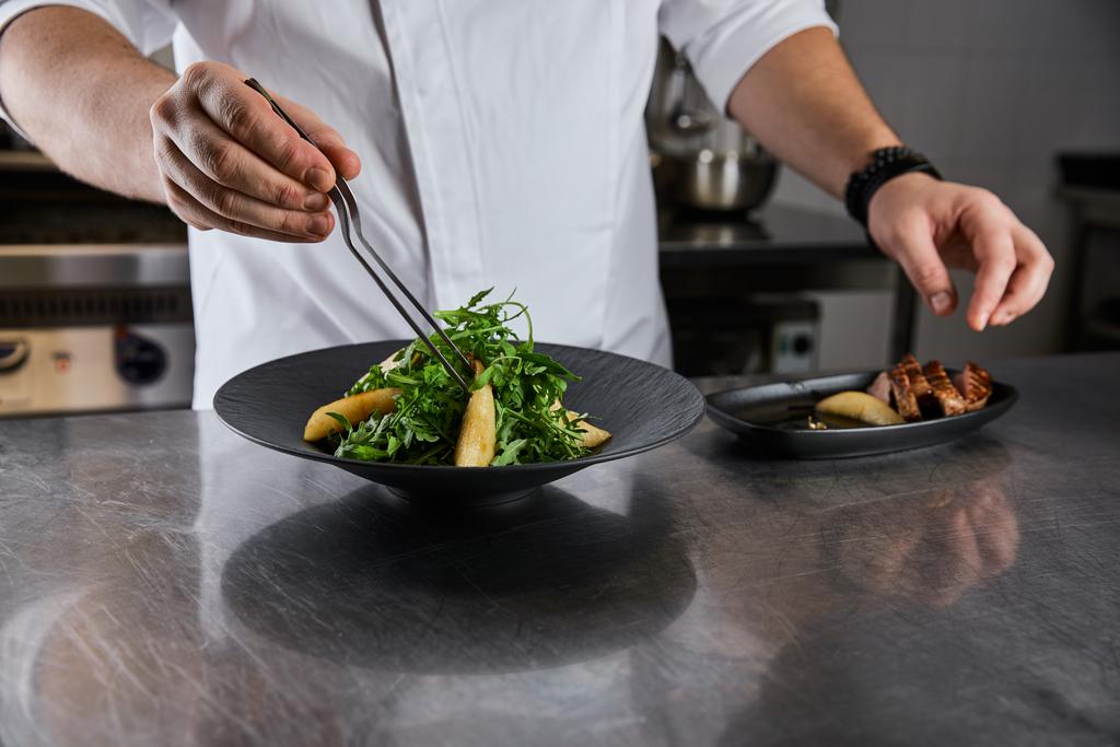 レストランのキッチンでのアルグラ 肉 ジャガイモを使った料理の部分的な眺め ロイヤリティフリー写真 画像素材