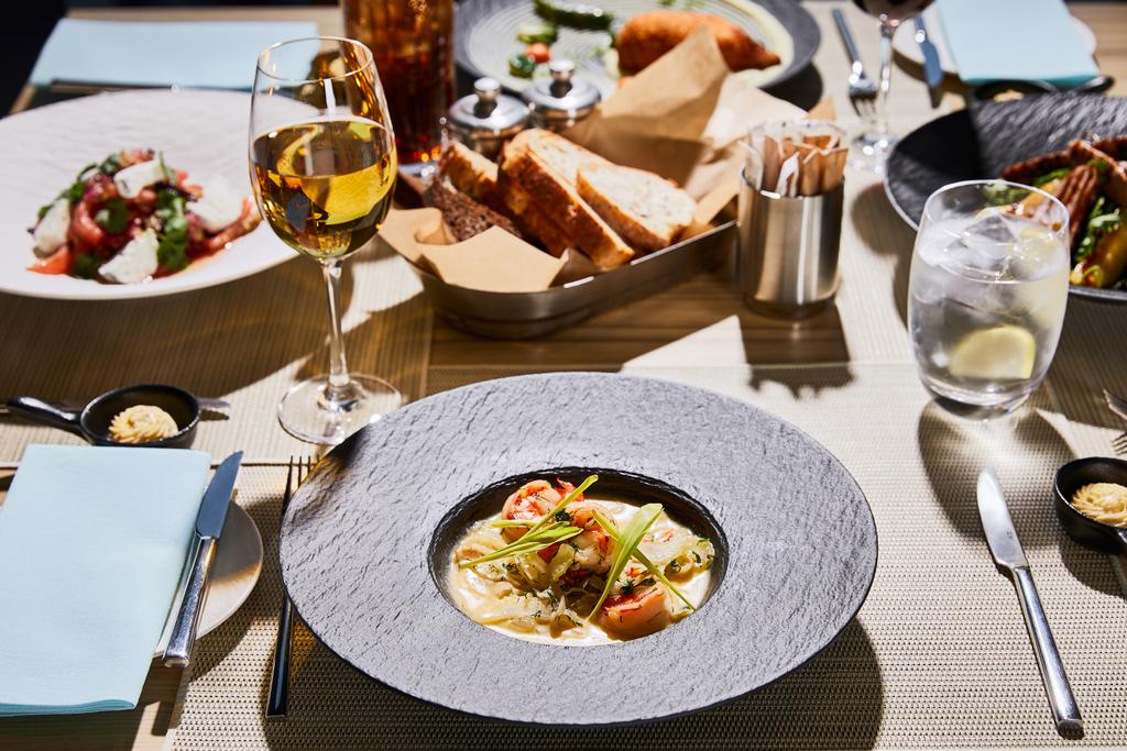 νόστιμη σούπα με γαρίδες σερβίρεται στο τραπέζι με ποτά στο εστιατόριο  - Φωτογραφία, εικόνα