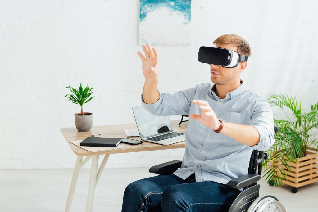 Gehandicapte man met virtual reality-headset in de woonkamer - Foto, afbeelding
