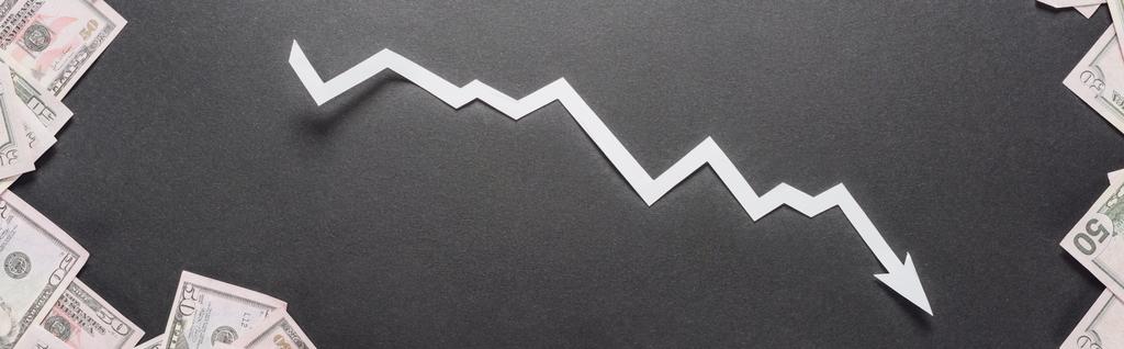 панорамный снимок белой стрелы рецессии рядом с банкнотами доллара на черном фоне
 - Фото, изображение