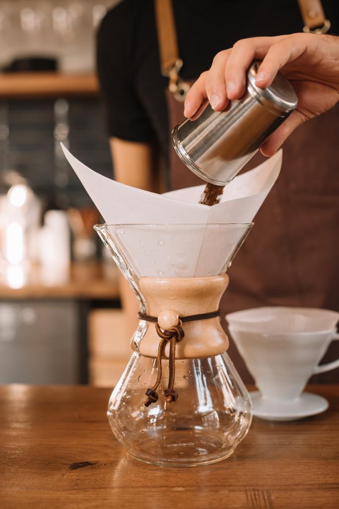 μερική άποψη του barista προετοιμασία φιλτραρισμένο καφέ χρησιμοποιώντας chemex - Φωτογραφία, εικόνα