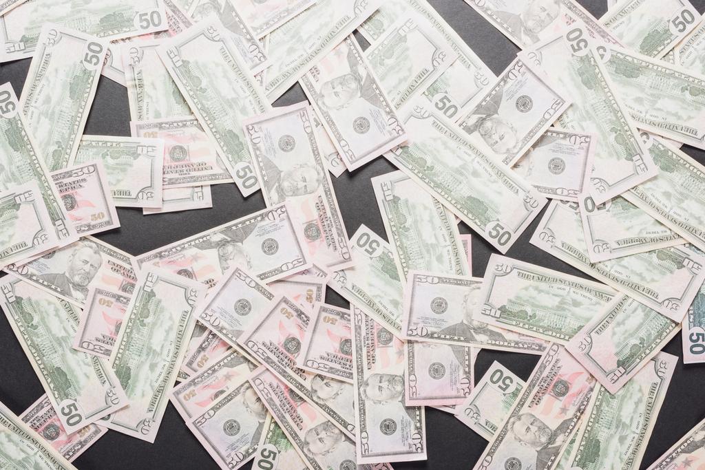 górny widok banknotów rozproszonych w dolarach na szarym tle - Zdjęcie, obraz
