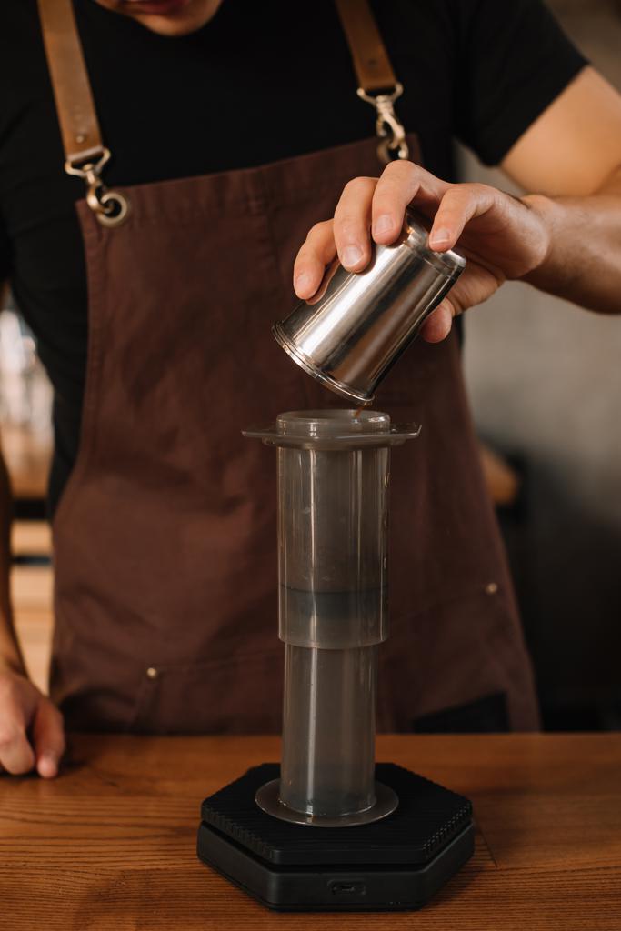 vista recortada de barista preparando café elaborado con aeroprensa
 - Foto, imagen