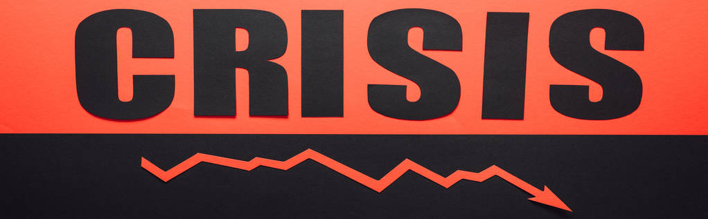panoramatický záběr slova krize a recese šipka na černém a červeném pozadí rozdělena vodorovně - Fotografie, Obrázek