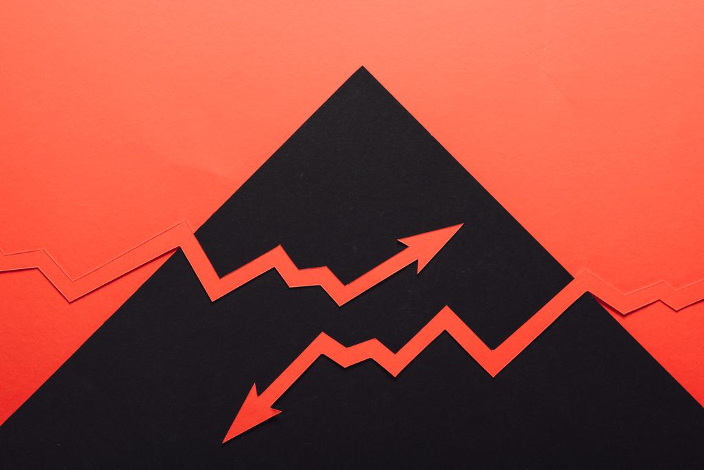 felső nézet a papír korcs recesszió és növeli nyilak fekete-piros háttér - Fotó, kép