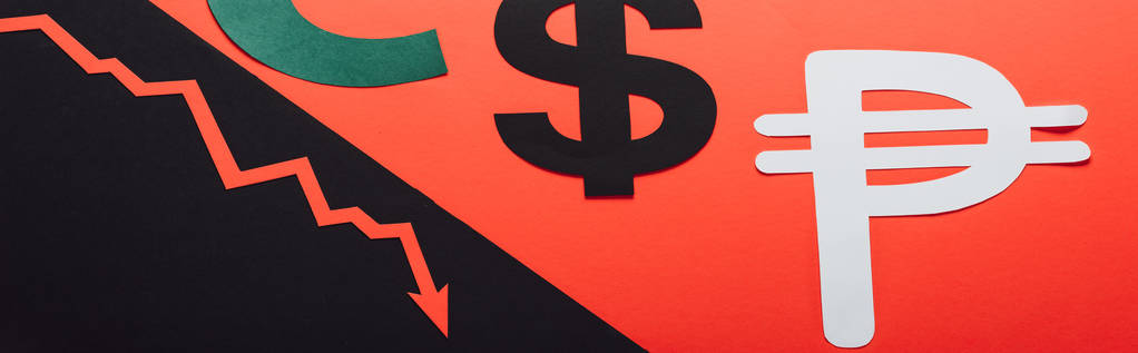 Panoramaaufnahme von Dollar- und Peso-Symbolen und Rezessionspfeil auf rotem und schwarzem Hintergrund, geteilt durch eine abfallende Linie - Foto, Bild