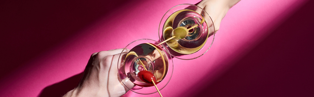 Vágott kilátás férfi és nő kezében martini koktélok rózsaszín háttér, panoráma lövés - Fotó, kép