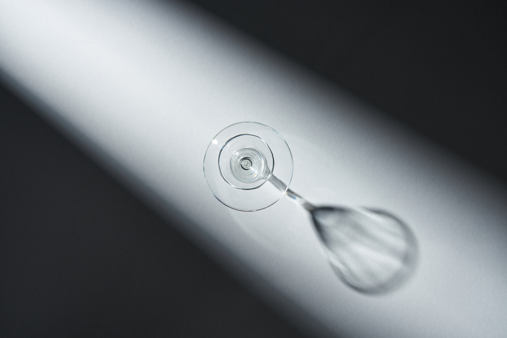 Vista superior de vidrio vacío para martini sobre fondo gris
 - Foto, Imagen