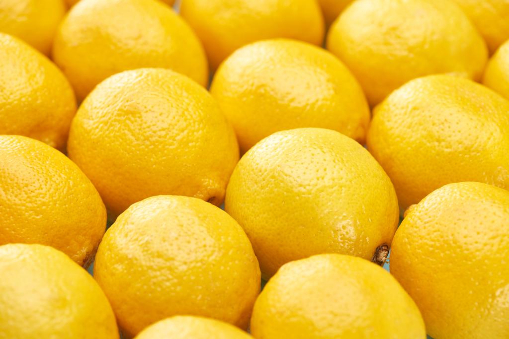 close up vista de limões amarelos maduros no fundo azul
 - Foto, Imagem