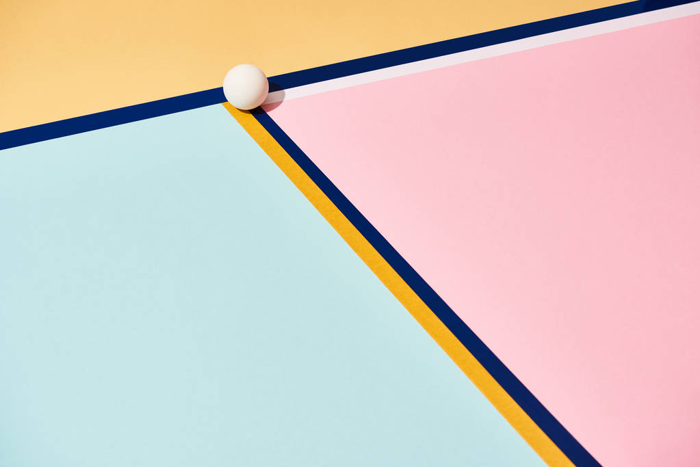 Ping pong míč se stínem na barevném pozadí s liniemi - Fotografie, Obrázek