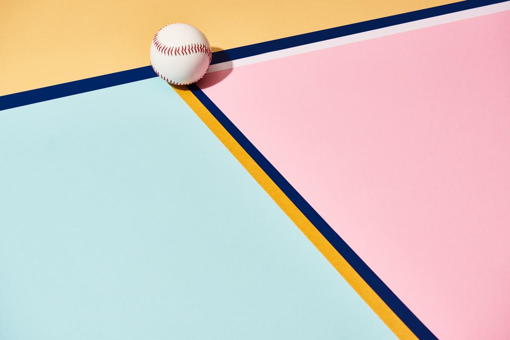 Baseball z cieniem na kolorowym tle z liniami - Zdjęcie, obraz