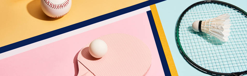 Zestawy do tenisa stołowego i do badmintona z piłką baseballową na kolorowym tle z liniami, panoramiczne ujęcie - Zdjęcie, obraz