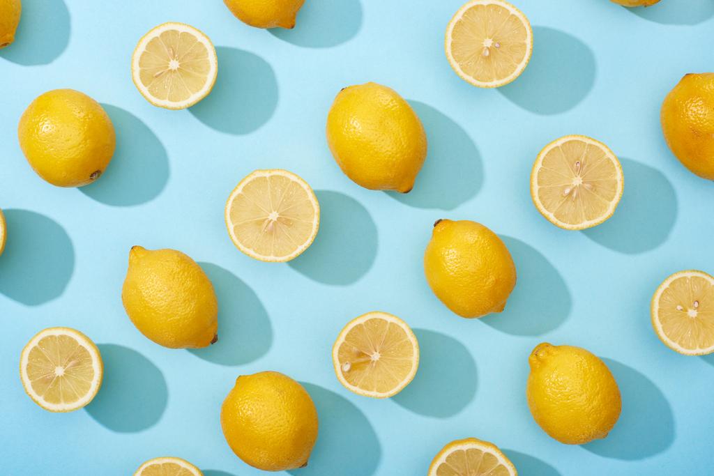 青い背景に黄色のレモンを切り取り ロイヤリティフリー写真 画像素材