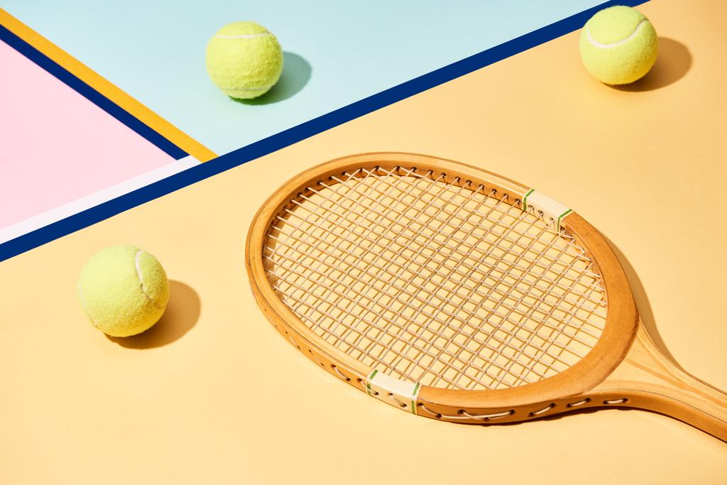 Raquette de tennis en bois et balles sur fond avec des lignes bleues
 - Photo, image