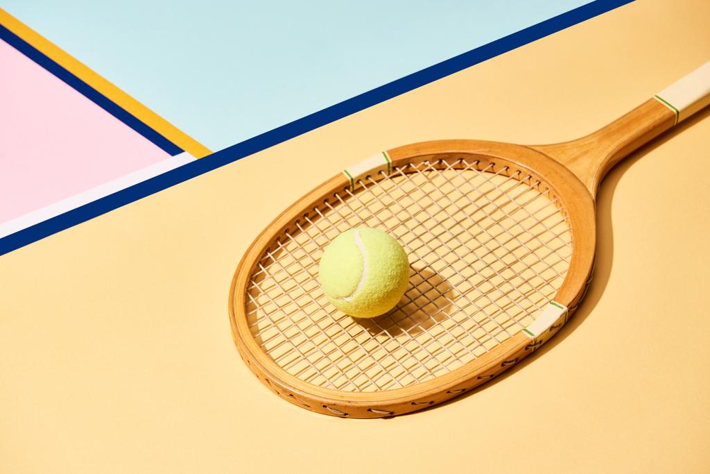Žlutý tenisový míček na raketě na pozadí s modrými liniemi - Fotografie, Obrázek