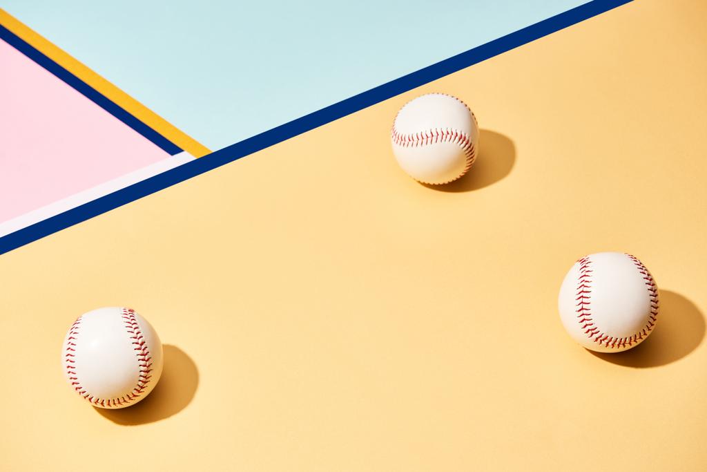 Άσπρες μπάλες του μπέιζμπολ στην επιφάνεια με μπλε γραμμές - Φωτογραφία, εικόνα