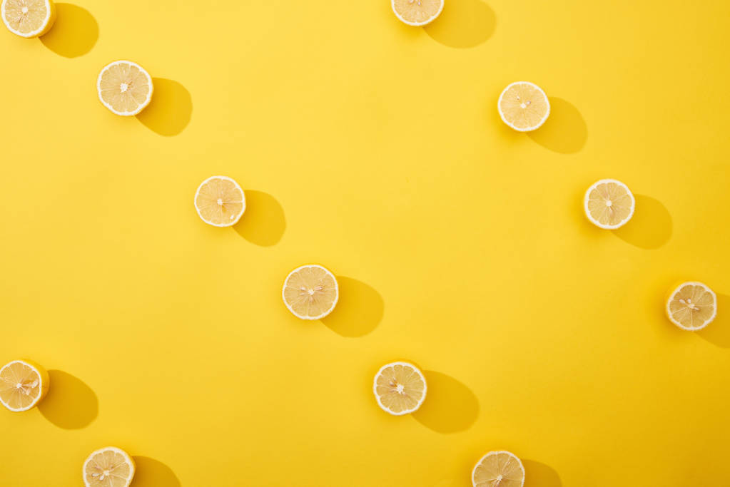 Sarı arka planda olgun limonların üst görünümü - Fotoğraf, Görsel