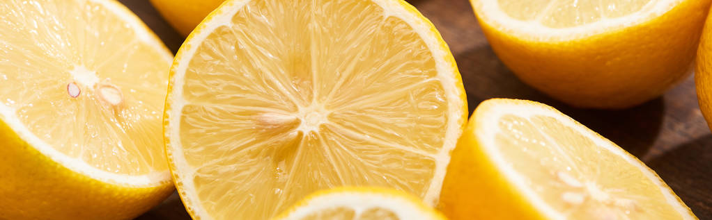 vista de cerca de limones cortados maduros sobre tabla de cortar de madera, plano panorámico
 - Foto, imagen
