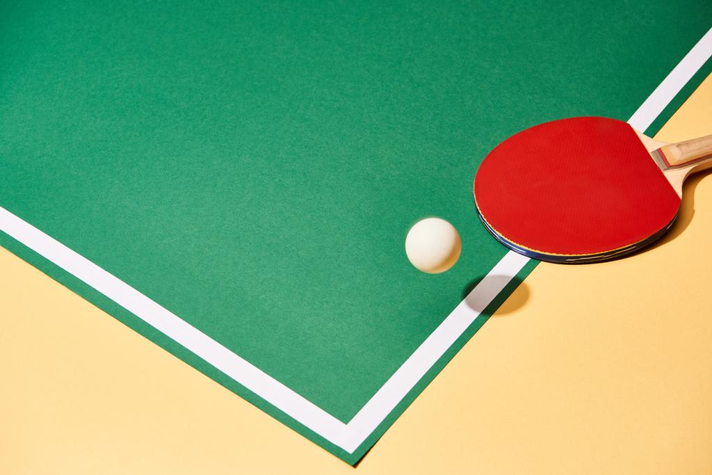 Pallo ja ping pong maila keltainen ja vihreä pinta
 - Valokuva, kuva