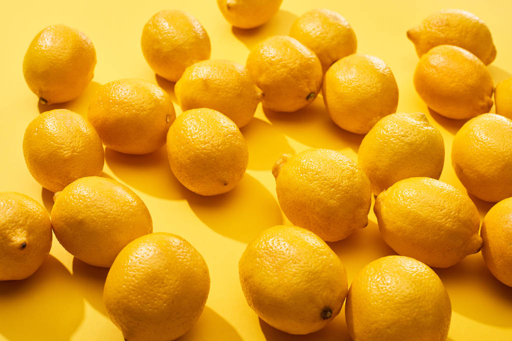 спелые целые лимоны на желтом фоне
 - Фото, изображение
