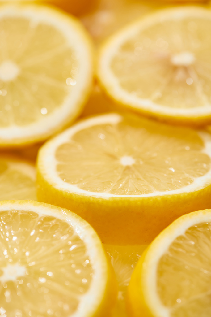 Nahaufnahme von reifen frischen, gelben Zitronenscheiben - Foto, Bild