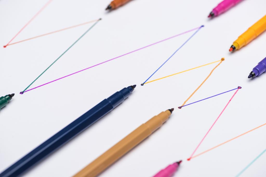 canetas coloridas de feltro no fundo branco com linhas desenhadas conectadas, conceito de conexão e comunicação
 - Foto, Imagem