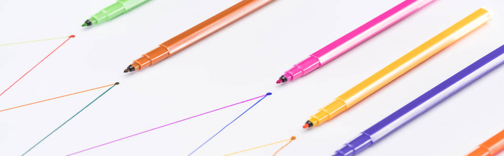 tiro panorâmico de canetas coloridas de feltro no fundo branco com linhas desenhadas conectadas, conceito de conexão e comunicação
 - Foto, Imagem