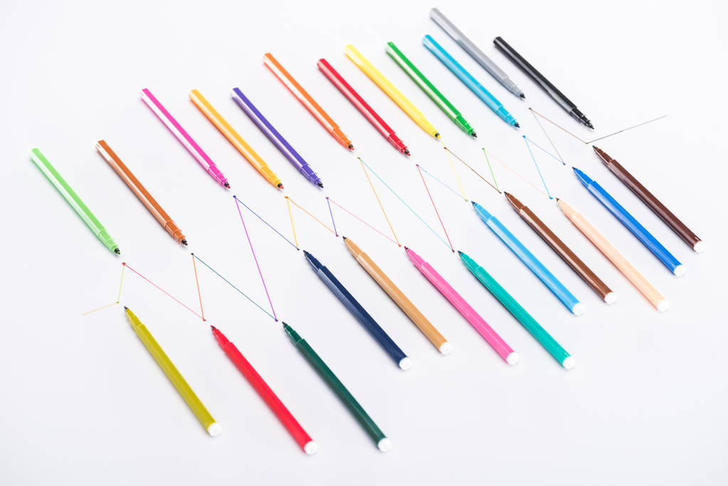 vue de dessus des stylos feutre colorés sur fond blanc avec lignes tracées connectées, concept de connexion et de communication
 - Photo, image