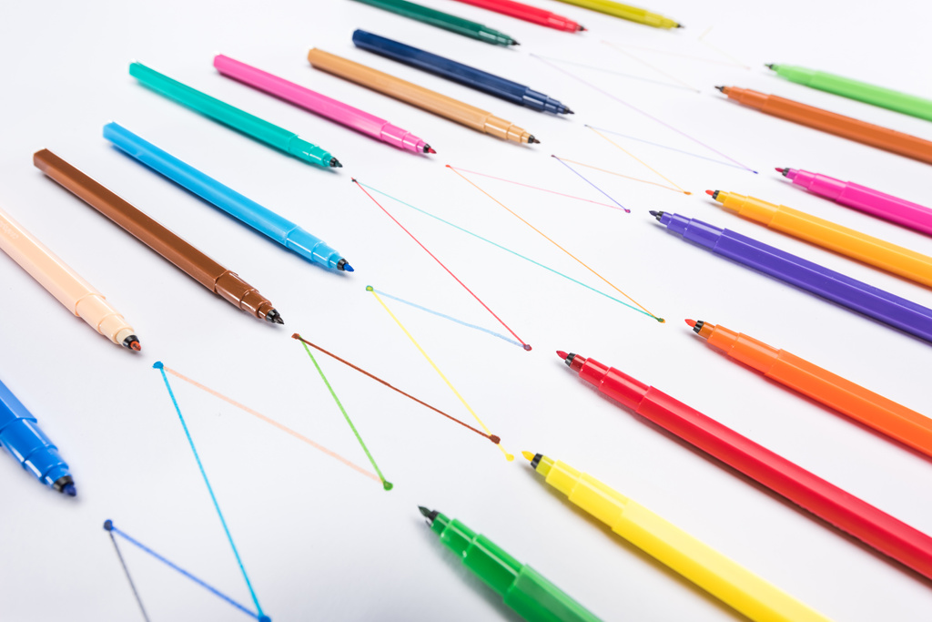 canetas multicoloridas de feltro no fundo branco com linhas desenhadas conectadas, conceito de conexão e comunicação
 - Foto, Imagem