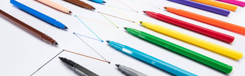 tiro panorâmico de canetas multicoloridas de feltro no fundo branco com linhas desenhadas conectadas, conceito de conexão e comunicação
 - Foto, Imagem