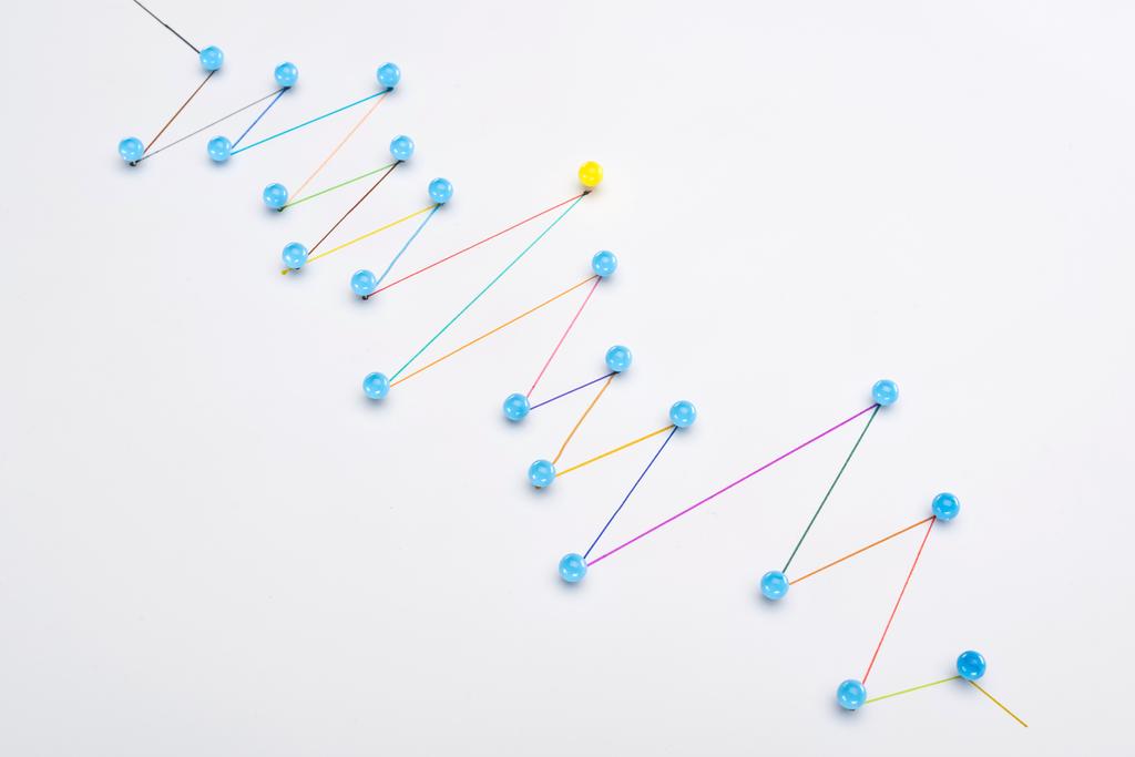 kleurrijke verbonden getrokken lijnen met pinnen, verbinding en leiderschap concept - Foto, afbeelding