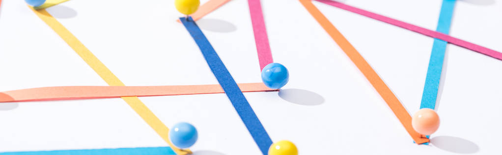 панорамний знімок різнокольорових абстрактних зв'язних ліній з шпильками, концепцією з'єднання та зв'язку
 - Фото, зображення