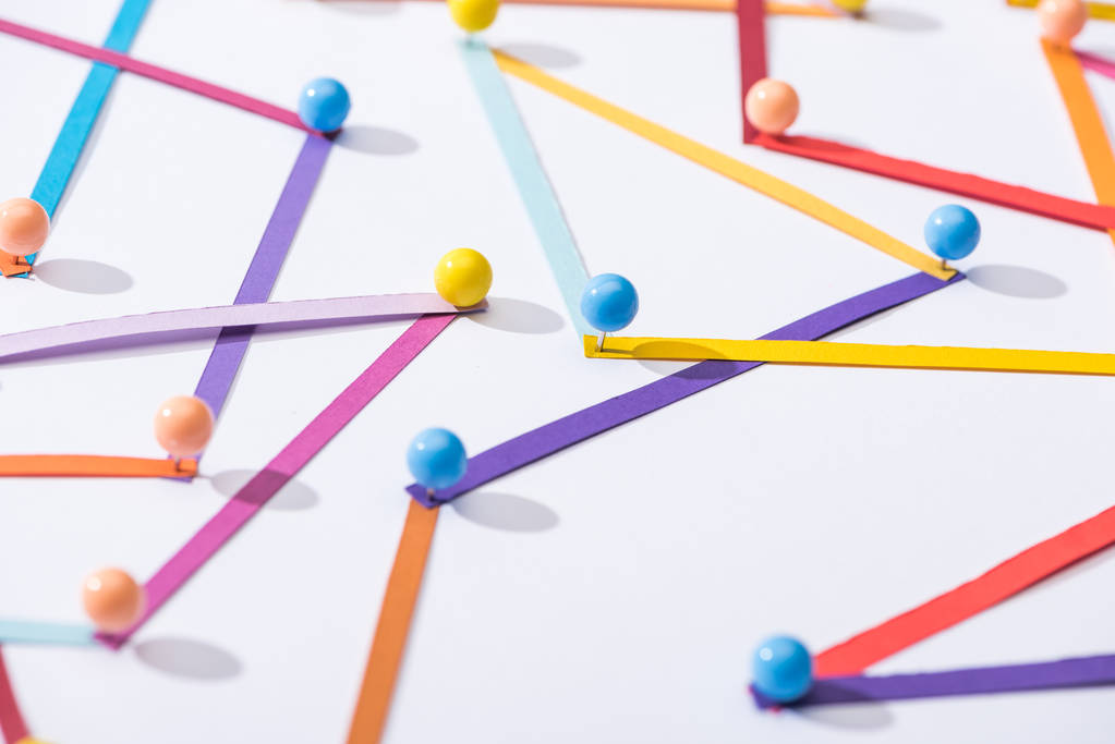πολύχρωμες αφηρημένες συνδεδεμένες γραμμές με καρφίτσες, έννοια σύνδεσης και επικοινωνίας - Φωτογραφία, εικόνα