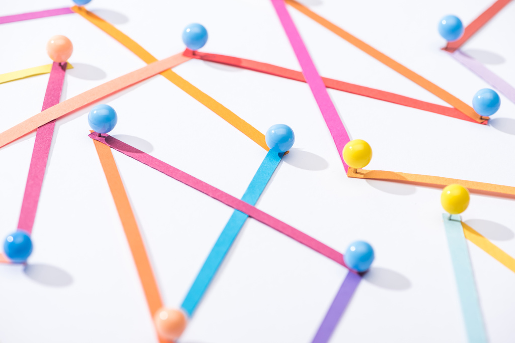 πολύχρωμες αφηρημένες συνδεδεμένες γραμμές με καρφίτσες, έννοια σύνδεσης και επικοινωνίας - Φωτογραφία, εικόνα