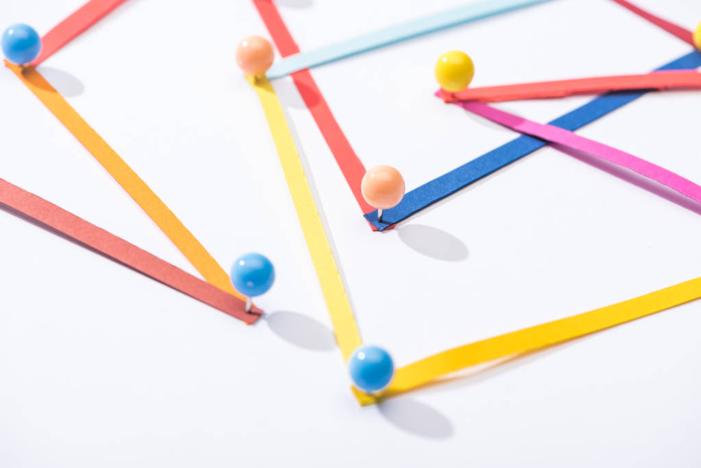 разноцветные абстрактные соединенные линии со штифтами, концепцией соединения и связи
 - Фото, изображение
