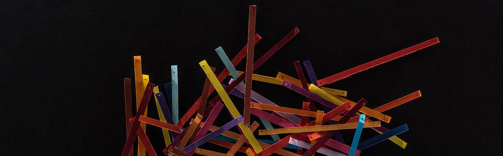 vista superior de líneas abstractas multicolores aisladas sobre fondo negro, conexión y concepto de comunicación
 - Foto, imagen