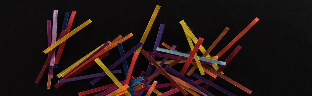 Siyah arkaplan, bağlantı ve iletişim konsepti üzerinde izole edilmiş çok renkli soyut çizgilerin üst görünümü - Fotoğraf, Görsel