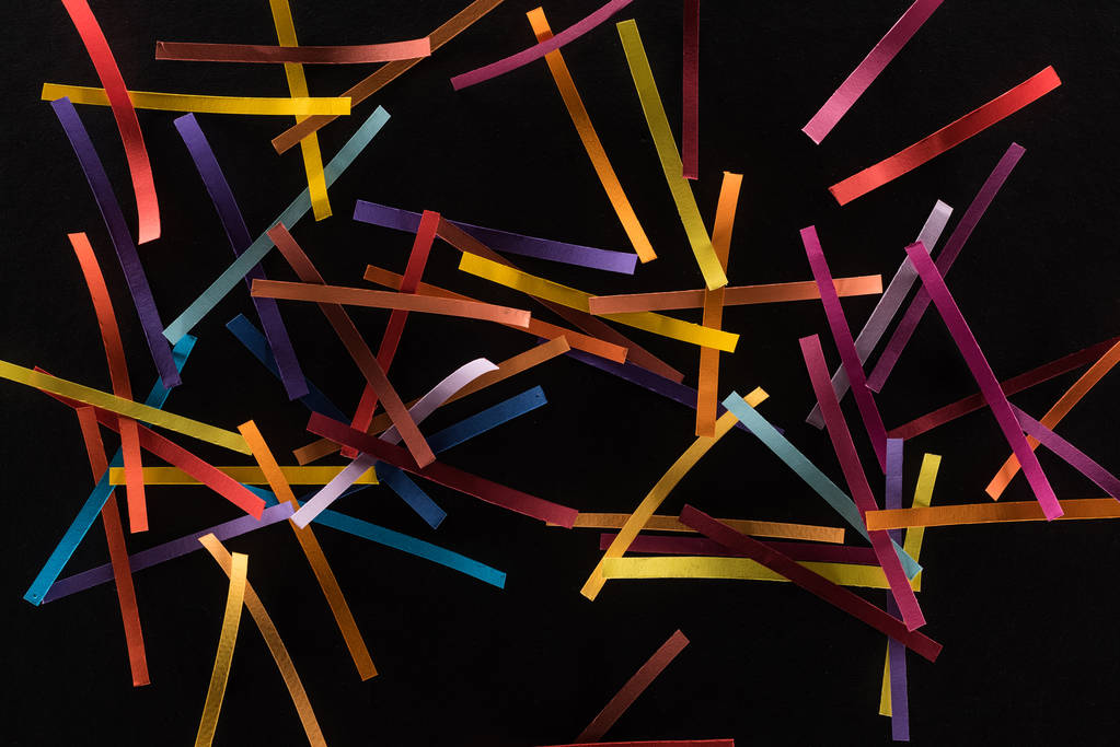 vista superior de linhas abstratas multicoloridas espalhadas isoladas em fundo preto, conceito de conexão e comunicação
 - Foto, Imagem