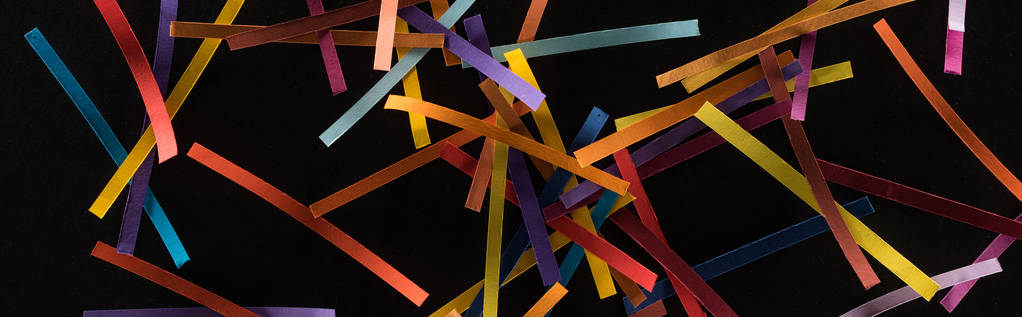 vista superior de linhas abstratas multicoloridas espalhadas isoladas em fundo preto, conceito de conexão e comunicação
 - Foto, Imagem