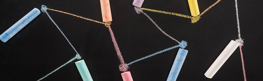 vista dall'alto di gesso colorato su superficie nera con linee tracciate collegate, concetto di connessione e comunicazione
 - Foto, immagini