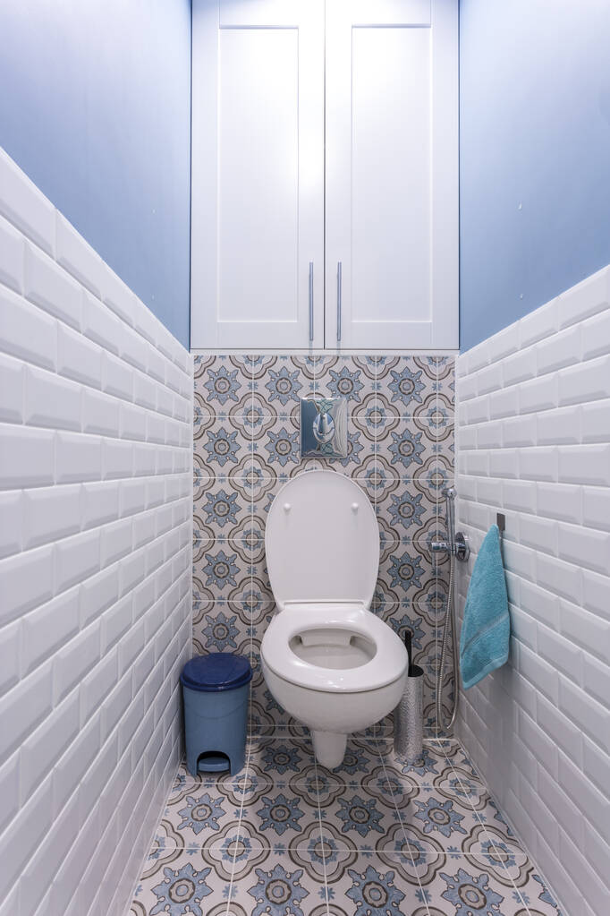 MINSK, BELARUS - SEPTIEMBRE 2019: inodoro y detalle de un bidé de ducha de esquina con fijación de ducha de montaje en pared
 - Foto, imagen