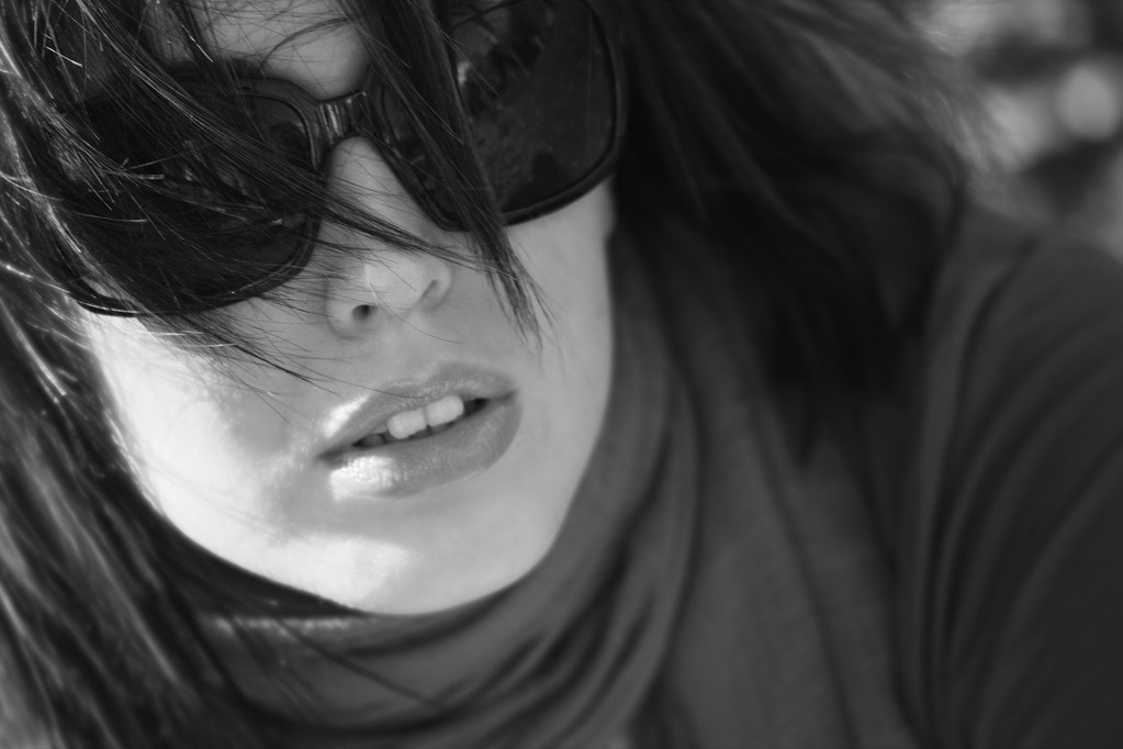 γυναίκα με μοντέρνα γυαλιά ηλίου - Φωτογραφία, εικόνα